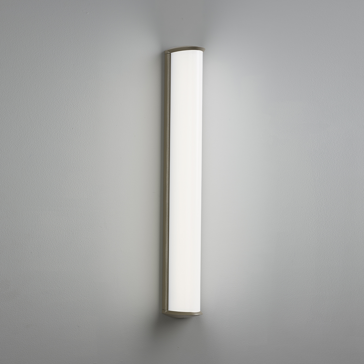 A luminous surface-mounted luminaire with a curved linear diffuser body